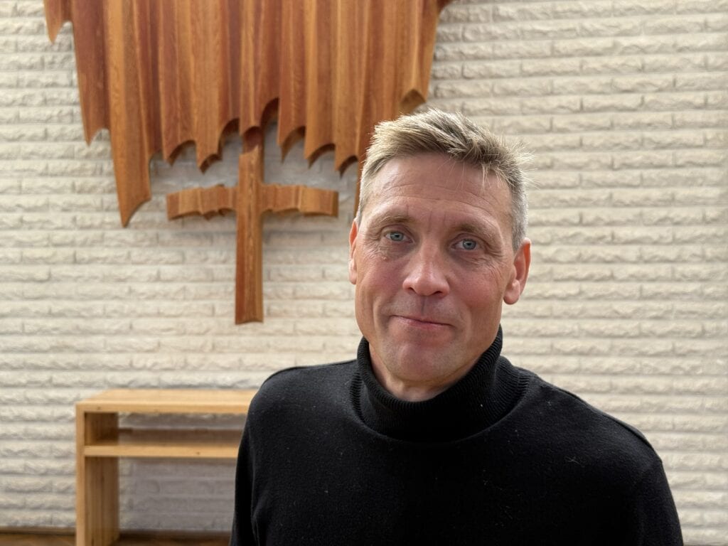 Turvallisen huumorin mestari Mikko Vaismaa: Huumori on hyvä bonus kirkon työntekijälle